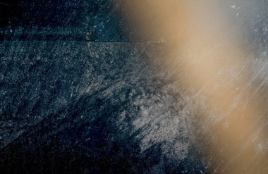 Yakın çekim koyu grunge metal yüzey çizikleri ve sıcak yansıtıcı bölge gösteriyor. Modern tasarım, teknik görseller ve yaratıcı projeler için mükemmel endüstriyel doku arka planı.