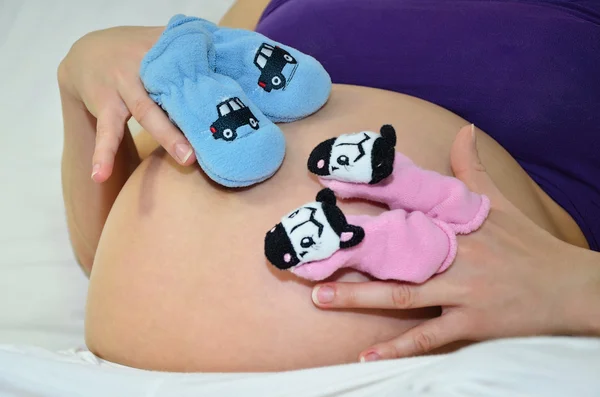 Kobieta w ciąży z małe skarpetki — Zdjęcie stockowe