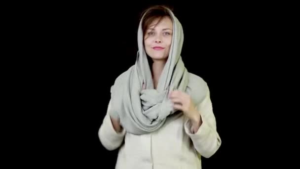 Schöne Mädchen Mit Schal Auf Dem Kopf Posiert Auf Schwarzem — Stockvideo