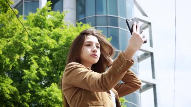 Menina Bonita Rua Tirando Selfie Cidade Ela Tem Lábios Vinosos — Vídeo de Stock
