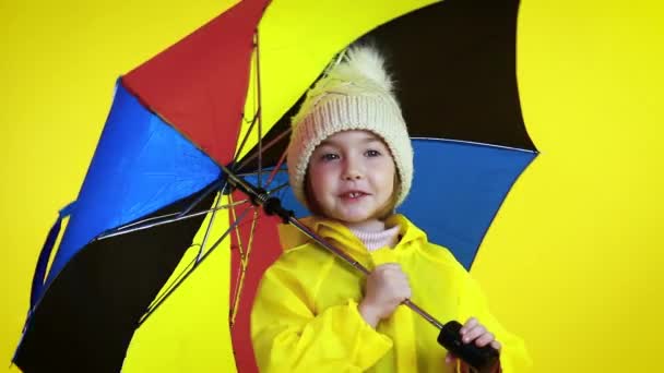 Portret Zabawnej Dziewczynki Kolorowym Parasolem Żółtym Tle — Wideo stockowe