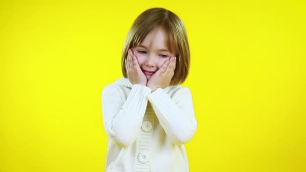 Aranyos Lány Hogy Egy Vicces Expresszív Grimasz Arc Sárga Stúdió — Stock videók