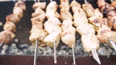 Ahşap kömürde ızgara et. Kömür ızgarasında kızartılmış et pişirme işlemi. Lezzetli ızgara et.