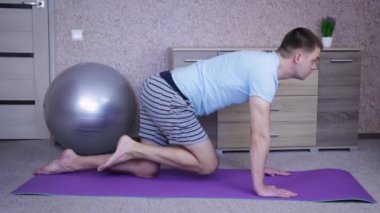 Komik adam evde aerobik egzersizler yapıyor spor, spor, spor, sağlıklı, yaşam tarzı ve mizah konsepti.