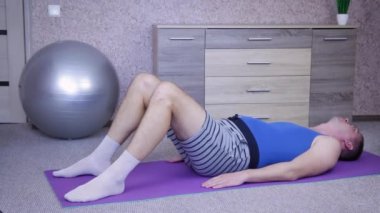 Komik adam evde aerobik egzersizler yapıyor spor, spor, spor, sağlıklı, yaşam tarzı ve mizah konsepti.