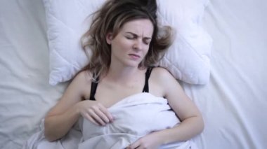 Yatakta Öksüren Genç Kız 'ın En İyi Görünümü