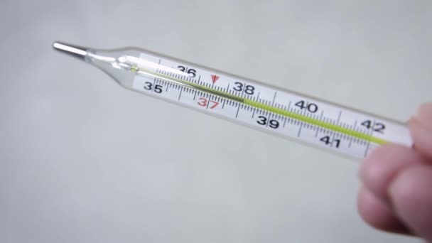 Thermometer Zeigt Steigende Körpertemperatur Gesundheits Und Medizinkonzept — Stockvideo