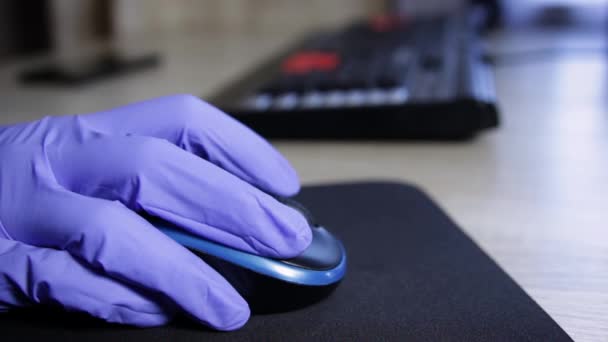 医生手戴防护手套 用鼠标 健康和医药概念 — 图库视频影像