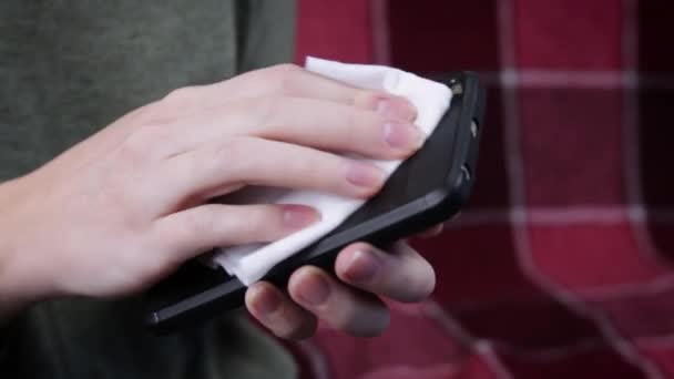 Женщина Чистит Экран Мобильного Телефона Дезинфицирующими Салфетками Чистого Смартфона Covid — стоковое видео