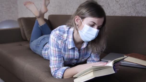 Женщина Медицинской Маске Дома Карантине Читает Книгу Пандемия Концепция Социального — стоковое видео