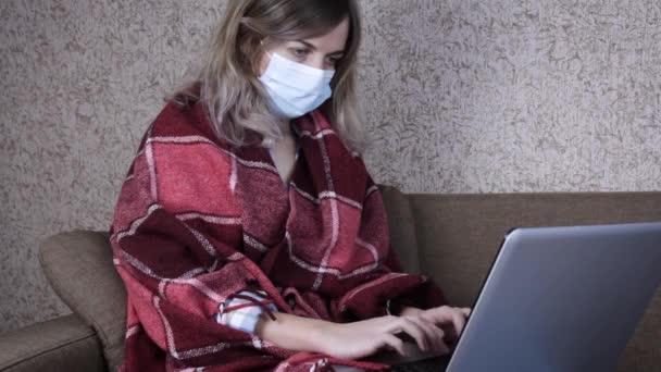 Jovem Freelancer Máscara Protetora Médica Trabalhando Casa Laptop Menina Trabalhando — Vídeo de Stock