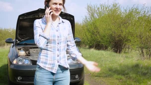 Uma Mulher Estrada Perto Carro Avariado Pedir Ajuda Conceito Avaria — Vídeo de Stock