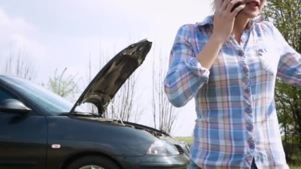 壊れた車の助けを求める近くの道路上の女性 車の故障の概念 支援待っている — ストック動画
