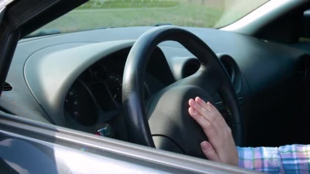 Hand Van Een Vrouw Drukt Het Stuur Van Een Auto — Stockvideo