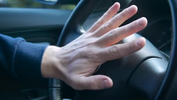 Hand Van Een Man Drukt Het Stuur Van Een Auto — Stockvideo