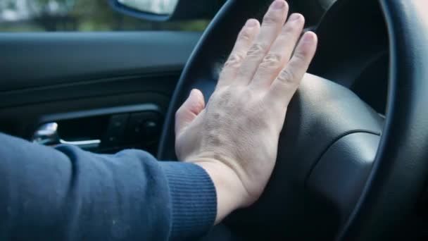 Рука Людини Натискає Кермо Автомобіля Нервовий Невизначений Драйвер Ється Машині — стокове відео