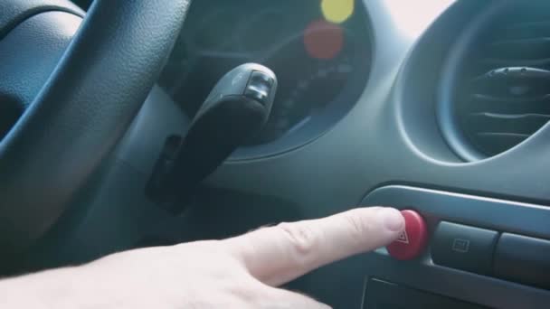 男子手拉手的特写 按下车里的紧急按钮 事故概念 — 图库视频影像