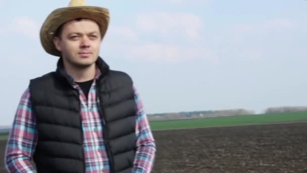 Улыбающийся Фермер Ковбойской Шляпе Ходит Пшенице Кукурузному Полю Своем Поле — стоковое видео