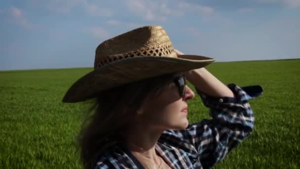 Vrouw Een Cowboy Hoed Zwart Bril Een Achtergrond Van Groen — Stockvideo