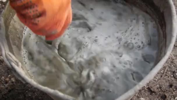 Construtor Está Misturar Cimento Num Balde Trabalhador Misturar Cimento Conceito — Vídeo de Stock