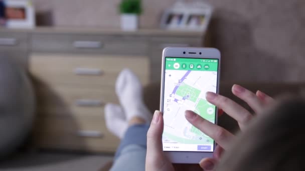 Женщина Использующая Приложение Google Maps Смартфоне Просматривает Страницу Дома Концепция — стоковое видео