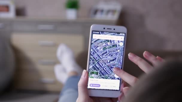 Kvinna Med Hjälp Google Maps App Smartphone Kvinnan Söker Paris — Stockvideo