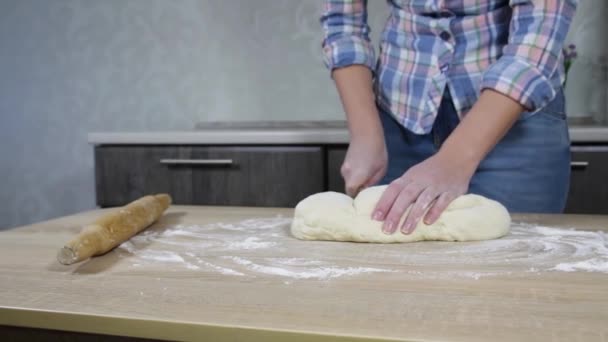 Frau Der Küche Schneidet Weizenmehlteig Mit Einem Messer Stücke Essens — Stockvideo