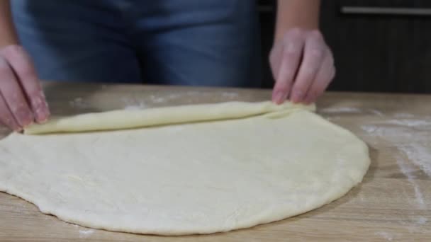 Γυναίκα Στην Κουζίνα Ετοιμάζει Ζύμη Μπισκότων Γυναικεία Χέρια Που Δουλεύουν — Αρχείο Βίντεο