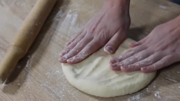 Μια Νοικοκυρά Ένας Μάγειρας Πλάστη Ζυμώνει Ζύμη Για Ζυμαρικά Πίτσα — Αρχείο Βίντεο