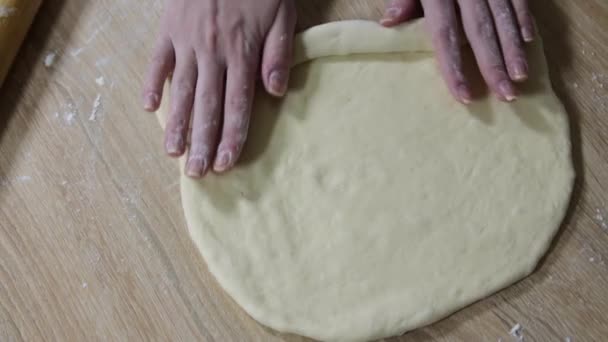 Kobieta Kuchni Przygotowuje Ciasteczka Kobiece Dłonie Pracujące Ciastem Domowej Roboty — Wideo stockowe