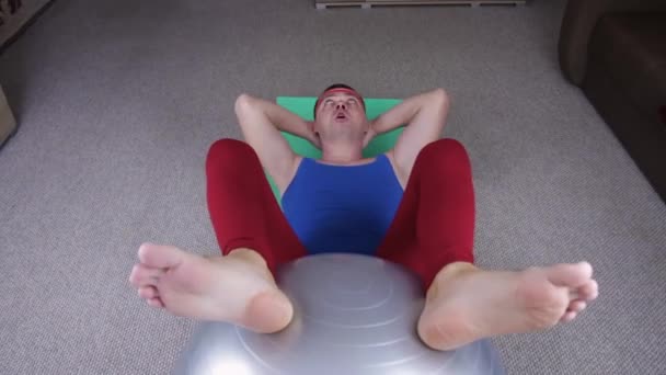 Grappige Man Een Blauw Shirt Rode Legging Bezig Met Fitness — Stockvideo