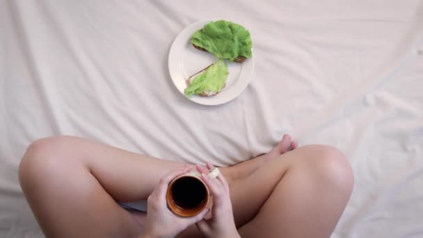 Café Mañana Sándwiches Bandeja Dormitorio Hermosa Joven Desayunando Cama Vista — Vídeos de Stock