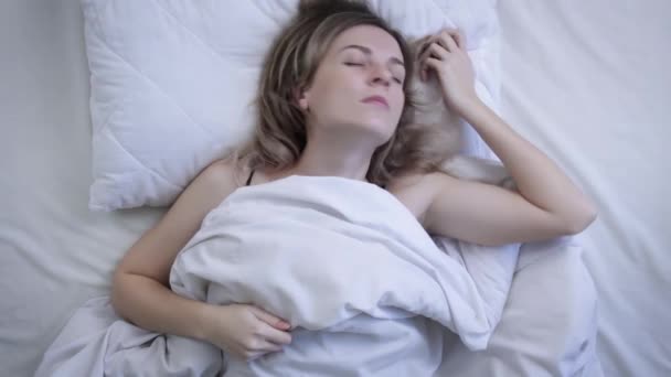 Vista Superior Hermosa Mujer Joven Durmiendo Cama Por Mañana Concepto — Vídeo de stock