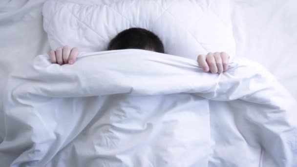 Junger Verängstigter Mann Versteckt Sich Hause Bett Unter Der Decke — Stockvideo