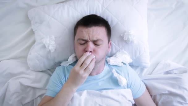 Hombre Enfermo Cama Vista Superior Está Sufriendo Tos Sentirse Mal — Vídeo de stock