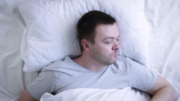 Anak Muda Mencoba Untuk Tidur Menutup Telinga Dengan Bantal Seorang — Stok Video