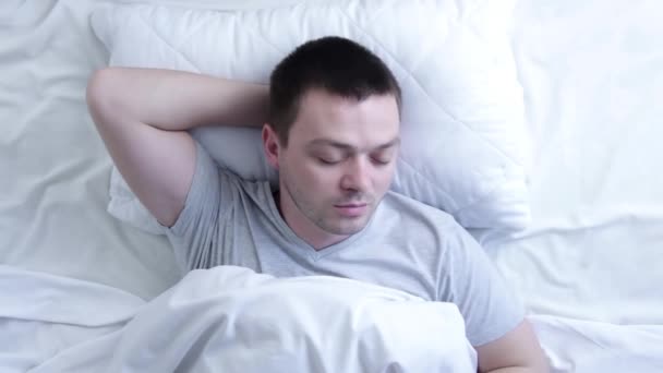 Uomo Attraente Con Barba Che Dorme Nel Letto Casa Vista — Video Stock