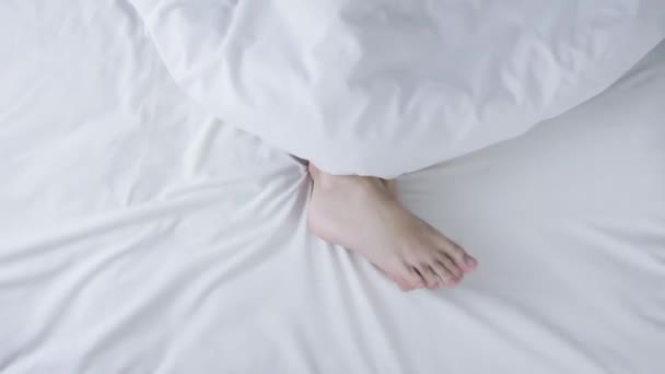 Jambes Masculines Pieds Couchés Lit Vue Dessus Réveil Matinal Détente — Video