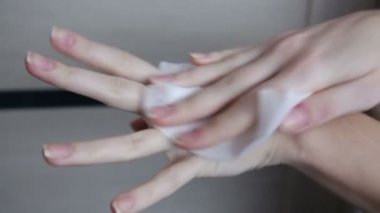 Kadın beyaz mendil kullanarak ellerini temizliyor. Corona Virüs Hastalığı (Covid-19). Antiseptik, Hijyen ve Sağlık Konsepti.