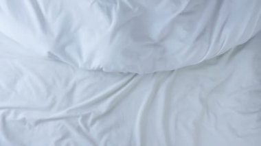 Sevgi dolu bir çift seks yapıyor. Erkek ve kadın bacakları yatakta. Yatakta sevişen bir çift. Üst Manzara. Evlilik, aile, aşk, seks konsepti.