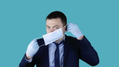 İş adamı yüzüne koruyucu maske takıyor. Virüslere karşı koruma, hava kirliliği ve koronavirüs. Coronavirus ve covid-19 konsepti. COVID-19, SARS, nCov-19