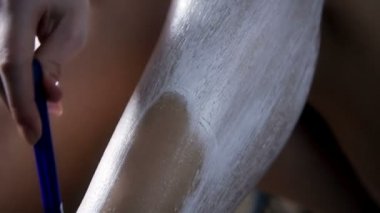 Sağlıklı bir kızın bacakları dikkatlice tıraş ediyor. Bacaklarında tıraş kremi var. Hijyen ve kozmetik konsepti