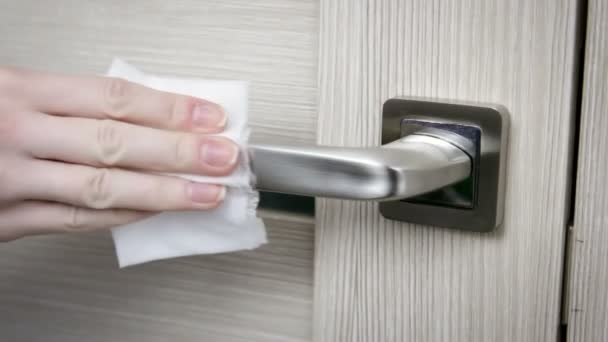 Ofis Kapılarını Temizleyen Kadın Dezenfektan Korona Virüsü Koruması Covid Temiz — Stok video