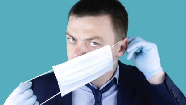 Geschäftsmann Setzt Schutzmaske Über Sein Gesicht Schutz Vor Viren Luftverschmutzung — Stockvideo