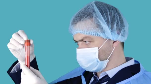 Dokter Draagt Een Masker Met Een Positief Bloedtestresultaat Voor Het — Stockvideo