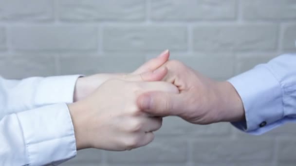妇女牵着丈夫的手寻求支持 美国家庭夫妇手牵手表示支持 关心婚姻关系概念 — 图库视频影像
