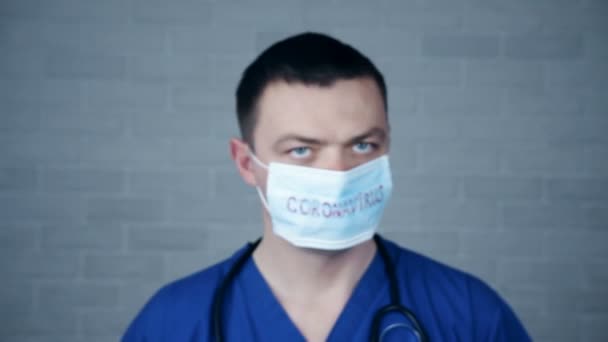 Νοσοκόμα Γιατρός Δείχνει Σήμα Στοπ Του Κορωναϊού Ένας Νεαρός Γιατρός — Αρχείο Βίντεο