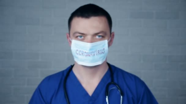 Jeune Docteur Lève Pouce Homme Uniforme Médical Bleu Avec Stéthoscope — Video