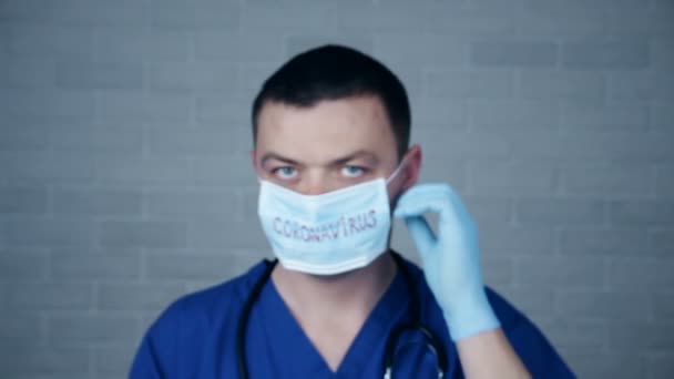 Νεαρός Γιατρός Δείχνει Τον Αντίχειρα Άνδρας Μπλε Ιατρική Στολή Στηθοσκόπιο — Αρχείο Βίντεο