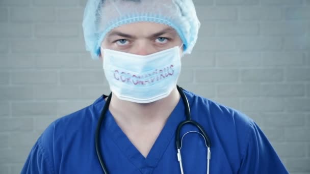Enfermera Médico Muestra Signo Del Coronavirus Parada Médico Joven Uniforme — Vídeos de Stock
